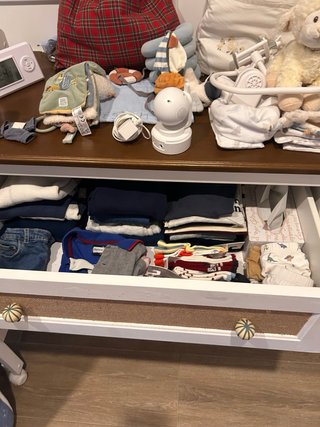Cómoda infantil de madera y yute