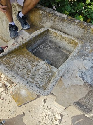 Pila de piedra antigua