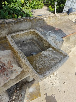 Pila de piedra antigua