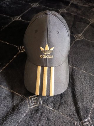 Gorra Adidas Negra con Detalles Dorados