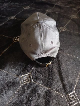 Gorra Adidas Negra con Detalles Dorados