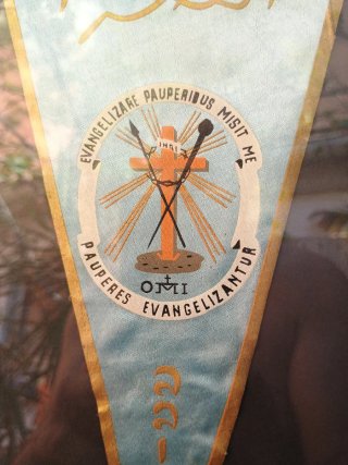Banderín Misión Católica .