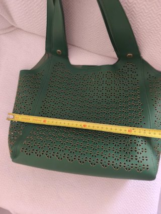 Bolso verde con diseño troquelado