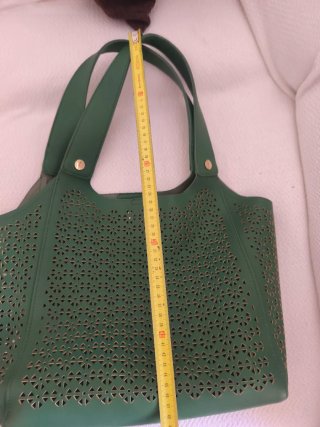Bolso verde con diseño troquelado