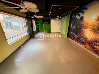 Local comercial en alquiler en Media Legua en Madrid