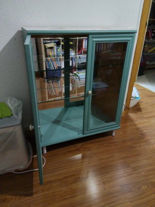Mueble restaurado con puertas de cristal