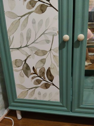 Mueble restaurado con puertas de cristal