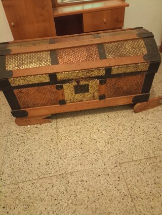 Baúl antiguo madera y metal