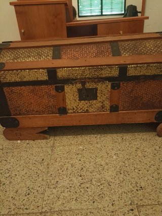 Baúl antiguo madera y metal