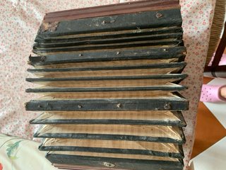Acordeón antiguo con teclas