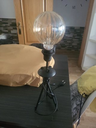 Lámpara de mesa diseño industrial.