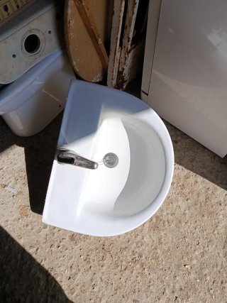 Lavabo con grifo