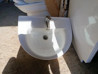 Lavabo con grifo