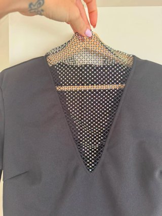 Vestido negro manga larga con pedrería