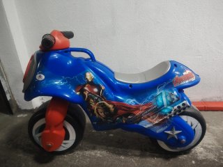 Moto correpasillos Avengers