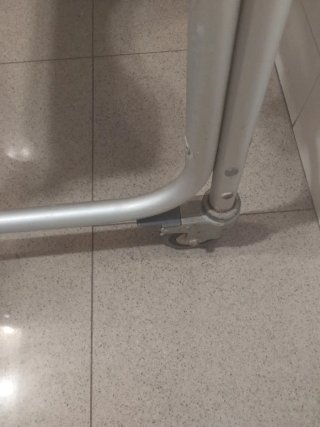 Silla de baño con ruedas