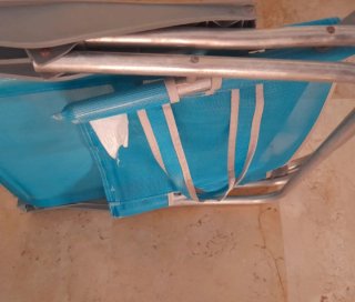 Silla de playa plegable azul y gris