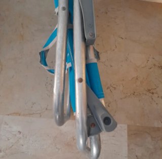 Silla de playa plegable azul y gris