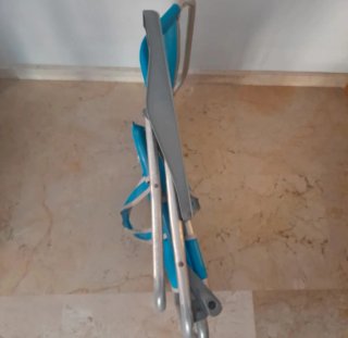 Silla de playa plegable azul y gris