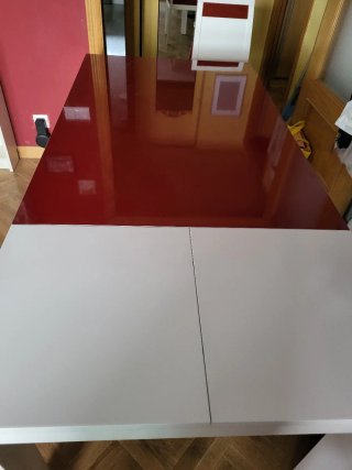 Mesa de comedor roja y blanca