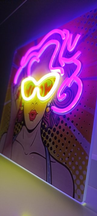 Cuadro Neon LED Pop Art Chica Wow Acrílico