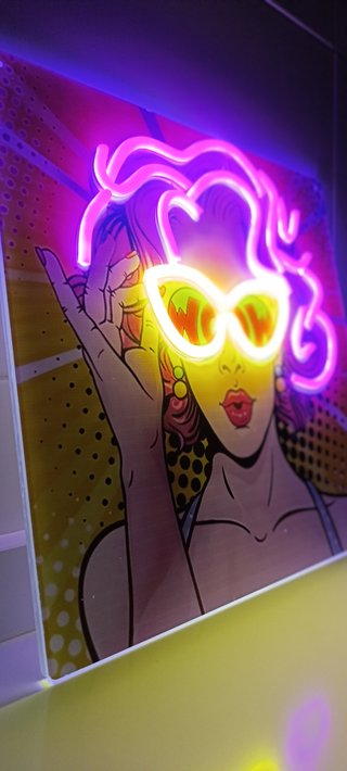 Cuadro Neon LED Pop Art Chica Wow Acrílico