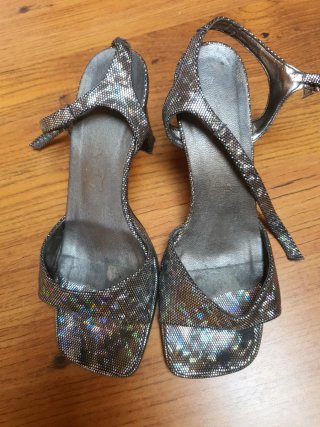 Sandalias de fiesta plateadas y multicolor