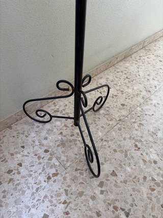 Perchero de forja negro y dorado