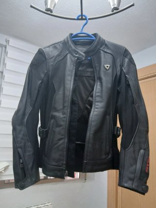 Chaqueta de cuero para moto mujer marca Rev'it
