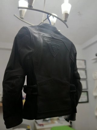 Chaqueta de cuero para moto mujer marca Rev'it