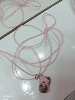 Collana con ciondolo esclusivo di minerale grezzo