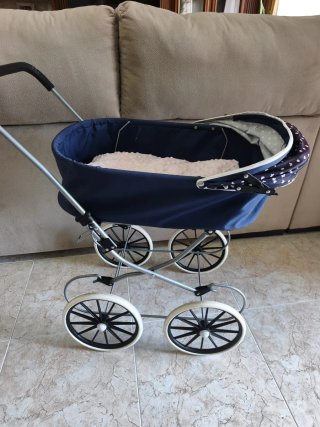 Carrito de muñecas azul con capazo extra