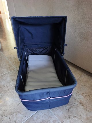 Carrito de muñecas azul con capazo extra