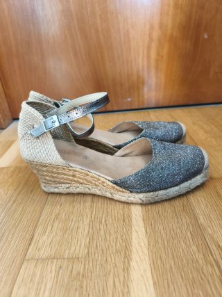 Sandalias cuña plateadas