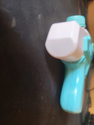 Pistola de agua de plástico azul y blanca.