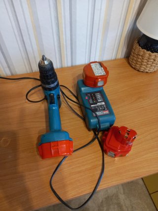 Taladro Makita con Baterías y Cargador