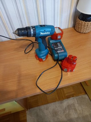 Taladro Makita con Baterías y Cargador