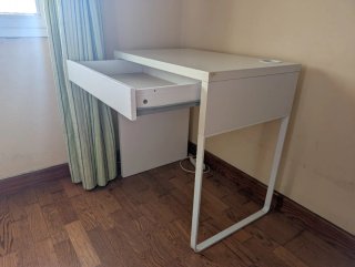 Escritorio blanco con cajón