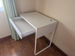 Escritorio blanco con cajón