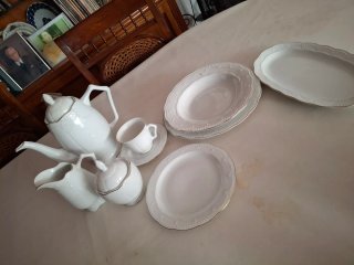 Vajilla de porcelana blanca y dorada 12 comensales