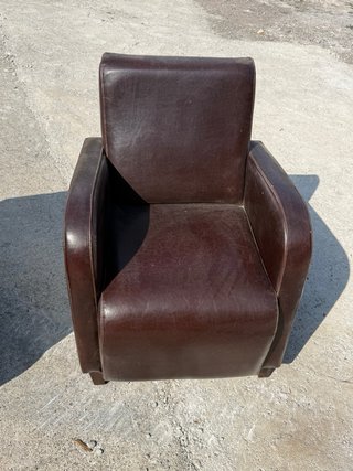 Par de butacas de cuero marrones