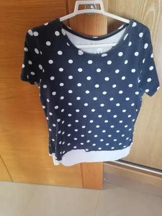 Camiseta de lunares azul y blanco