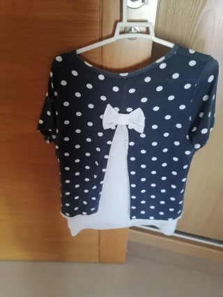 Camiseta de lunares azul y blanco