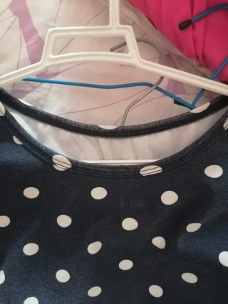 Camiseta de lunares azul y blanco