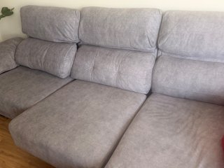Sofá gris con chaiselongue