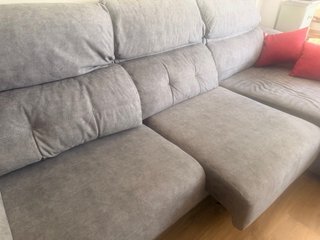 Sofá gris con chaiselongue
