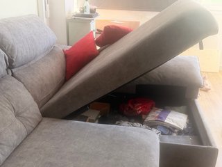 Sofá gris con chaiselongue