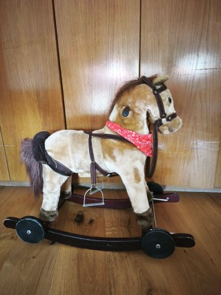 Caballo balancín con ruedas y sonido