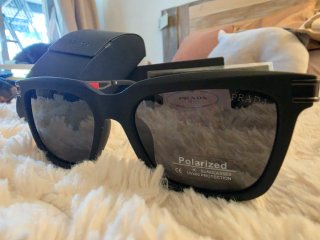 Gafas de sol Prada polarizadas negro mate