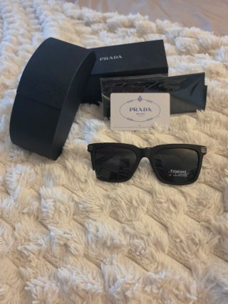 Gafas de sol Prada polarizadas negro mate